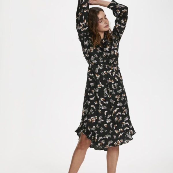 Soaked in Luxury Sesili Floral Shirt Dress is very feminine and is available on colmershill.pro