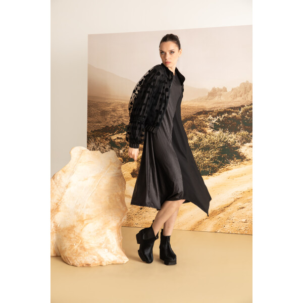 Kozan Alita Jacket Jot Black styled on model