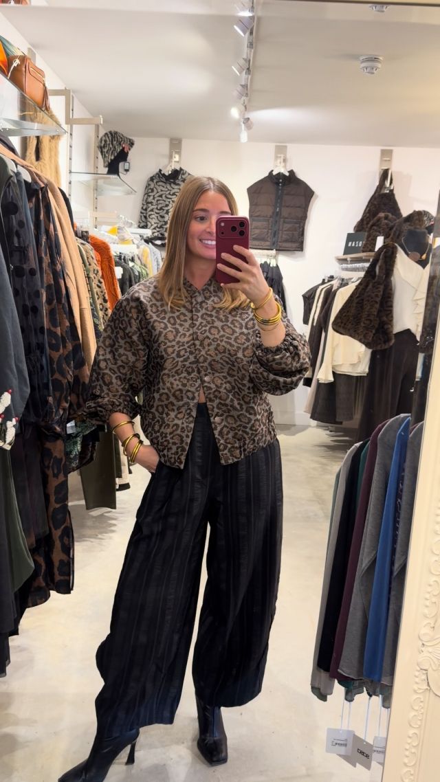Here's Leah trying on a few of our 🍂 Autumn 🍂pieces including items from #RedButton, #Kozan, #AlisonSheri and #RinoPelle. 

Another try on session to follow this week. You can see all the items in-store at Colmers Hill Fashion and online www.colmershill.pro